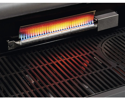 Gasgrill mit eingeschaltetem Infrarotbrenner und Grillrost