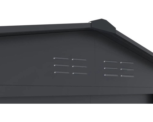 Detailansicht eines Gartenhauses mit Lüftungsschlitzen im Giebelbereich