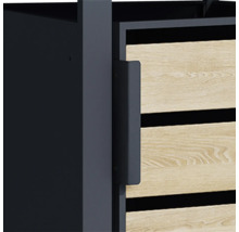 Detailansicht eines Badezimmerschranks mit Holzfront und Griff