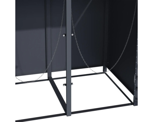 Innenansicht eines Gerätehauses mit Ketten zur Sicherung