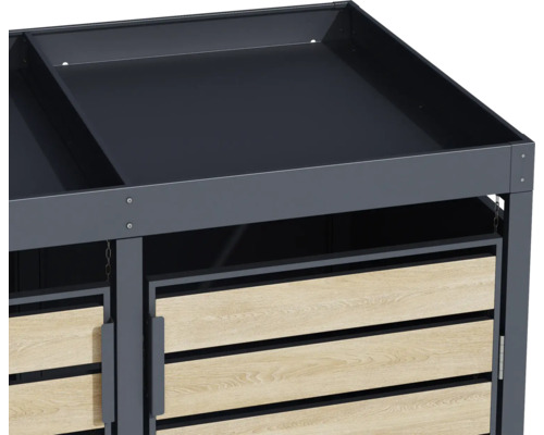 Detailansicht eines Gartenschranks mit Arbeitsfläche und Holzfront