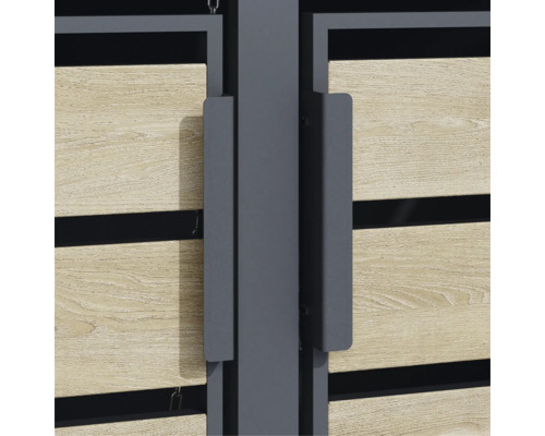 Detailansicht eines Gartentors mit Holzlatten und Metallrahmen