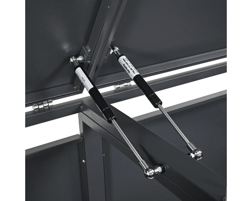 Detailansicht des geöffneten Deckels einer Gartentruhe mit Gasdruckfedern