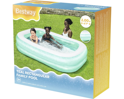Verpackung eines rechteckigen Bestway Familienpools in Blaugrün mit zwei Kindern und einer Frau im Garten