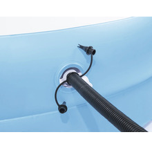 Detailaufnahme eines Pools mit Schlauchanschluss