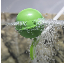 Aquariumluftpumpe mit Ausströmerstein im Wasser