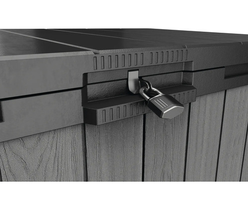 Detailansicht einer abschließbaren Gartenbox mit Vorhängeschloss