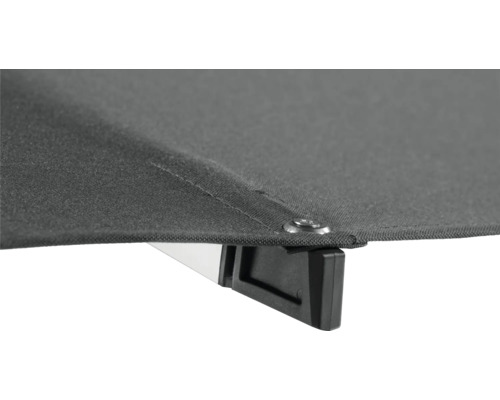 Detailansicht eines Sonnenschirms mit Stoffbespannung, Aluminiumrahmen und schwarzem Kunststoffverbinder