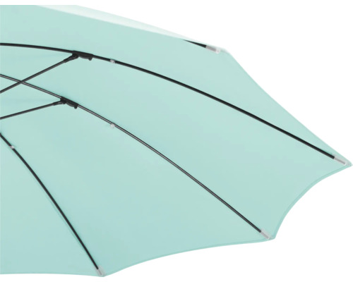 Nahaufnahme der Unterseite eines Sonnenschirms mit Metallgestell