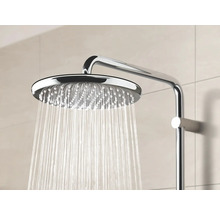 Regendusche mit Wasserstrahl im Badezimmer