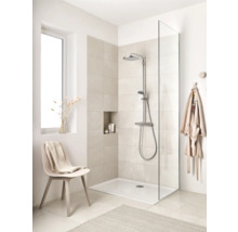 Begehbare Dusche mit Duscharmatur, Duschwanne und Glasabtrennung in hellem Badezimmer