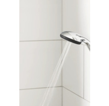 Handbrause im Badezimmer mit laufendem Wasser