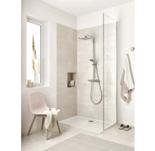 Modernes Badezimmer mit ebenerdiger Dusche, Duschsystem und stilvoller Einrichtung