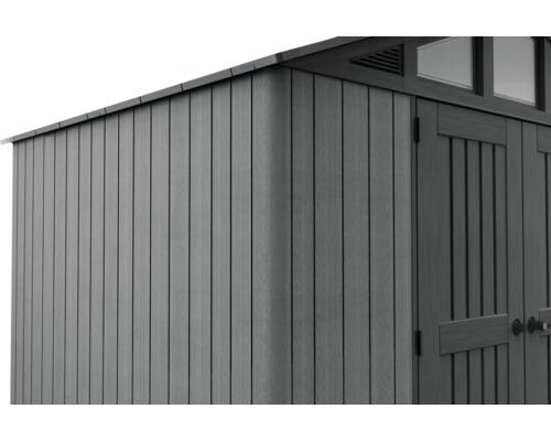 Detailansicht eines grauen Gerätehauses mit vertikalen Paneelen und Doppeltür.