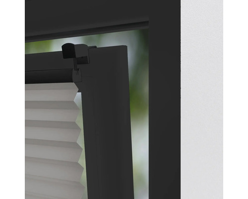 Detailansicht einer Plisseejalousie an einem Fenster