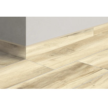 Verlegung von Sockelleisten auf einem Holzboden