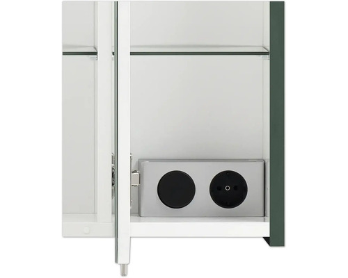 Innenansicht eines Spiegelschranks mit Steckdosen