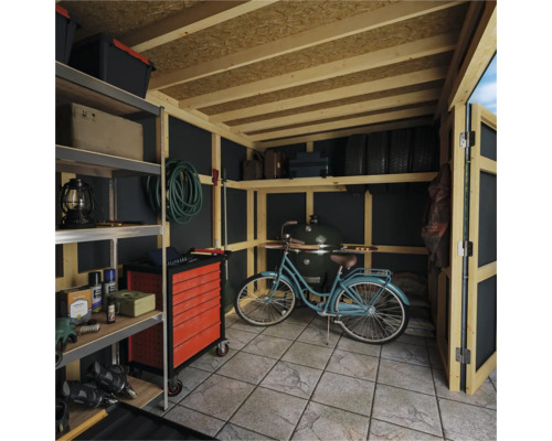 Aufgeräumter Geräteschuppen mit Regalen, Werkzeugwagen, Fahrrad und Grill