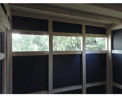 Holzrahmenkonstruktion mit schwarzer Auskleidung und Fensteröffnungen