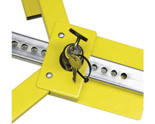 Gelbe Parkkralle mit Schloss und Schlüssel