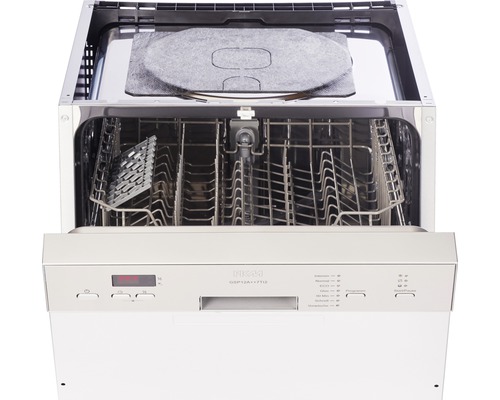 Geöffneter Geschirrspüler mit Innenraum und Bedienfeld
