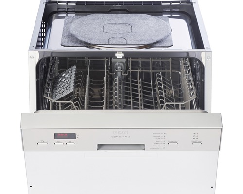 Innenansicht eines Geschirrspülers mit geöffneter Tür.