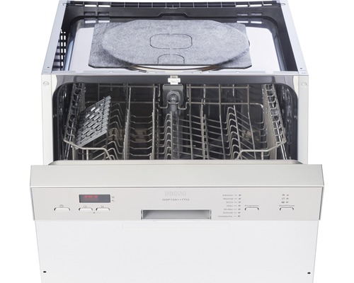 Geöffneter Geschirrspüler mit Geschirrkörben und Bedienfeld