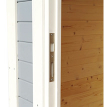 Detailansicht eines Türausschnitts mit Beschlägen und Holzverkleidung