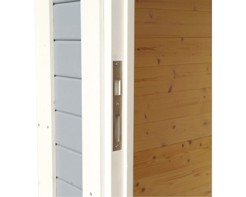 Detailaufnahme eines Türausschnitts mit Beschlag und Holzwand