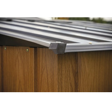Detailansicht einer Gartenhütte mit Holzwand und Metalldach