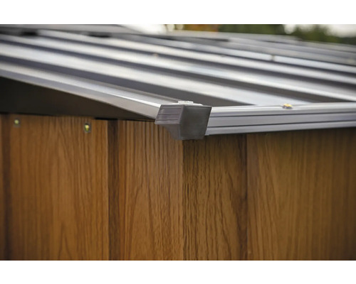 Detailansicht einer Gartenhütte mit Holzwand und Metalldach