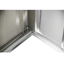 Detailansicht der Ecke einer Gerätehauses mit Metallrahmen