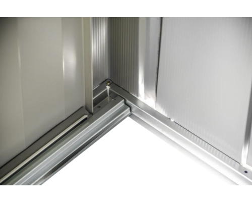 Detailansicht der Ecke einer Gerätehauses mit Metallrahmen