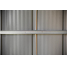 Detailansicht einer grauen Metallgartenhauswand mit Verstrebungen