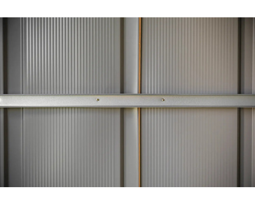 Detailansicht einer grauen Metallgartenhauswand mit Verstrebungen