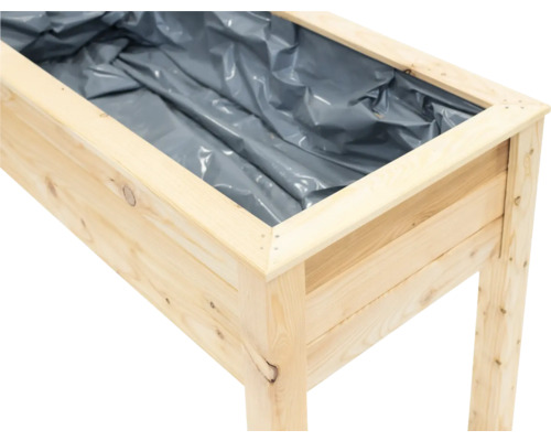 Hochbeet aus Holz mit Folie ausgelegt