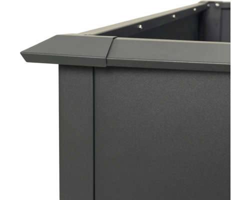 Detailansicht eines Hochbeets aus Metall