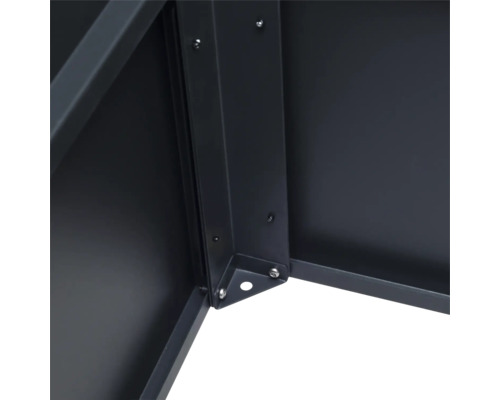 Detailansicht eines Metallgestells mit Schrauben