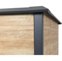 Detailansicht eines Gartenhauses mit Holzverkleidung und Metalleinfassung