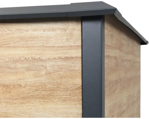 Detailansicht eines Gartenhauses mit Holzverkleidung und Metalleinfassung