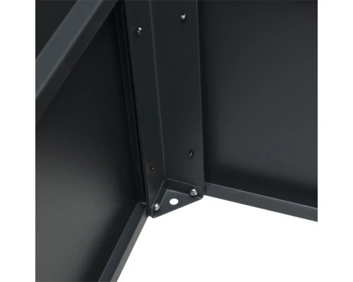 Detailansicht eines schwarzen Metallschranks mit Schrauben