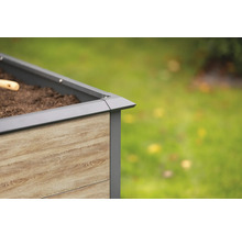 Detailansicht eines Hochbeets mit Holzstruktur und Metalleinfassung