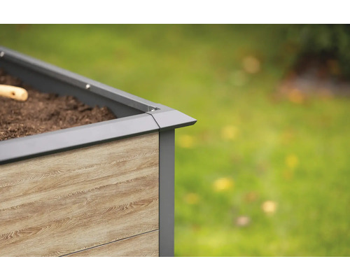 Detailansicht eines Hochbeets mit Holzstruktur und Metalleinfassung