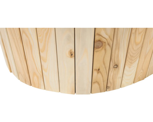 Detailaufnahme eines Holzfasses mit sichtbarer Holzstruktur