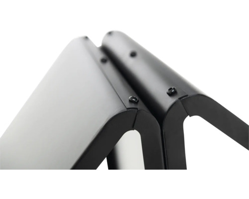 Detailansicht eines schwarzen Metallgestells mit Schrauben