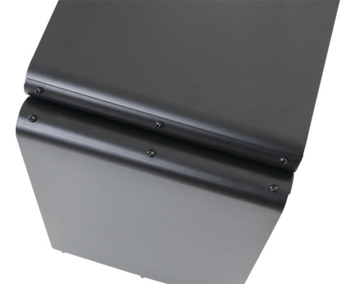 Metallabdeckung mit Schrauben