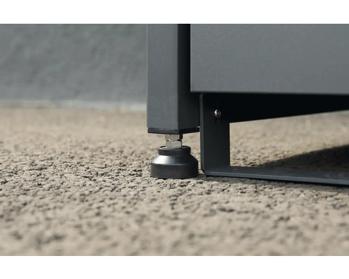 Detailansicht eines Möbelfußes zur Höhenverstellung