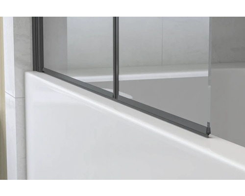 Detail einer Badewannenabtrennung aus Glas mit Beschlägen