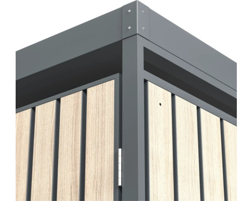 Detailansicht eines Gerätehauses mit Holzverkleidung und Metallrahmen