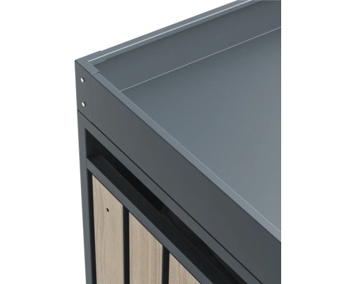 Detailansicht einer grauen Pflanzkiste mit Holzverkleidung